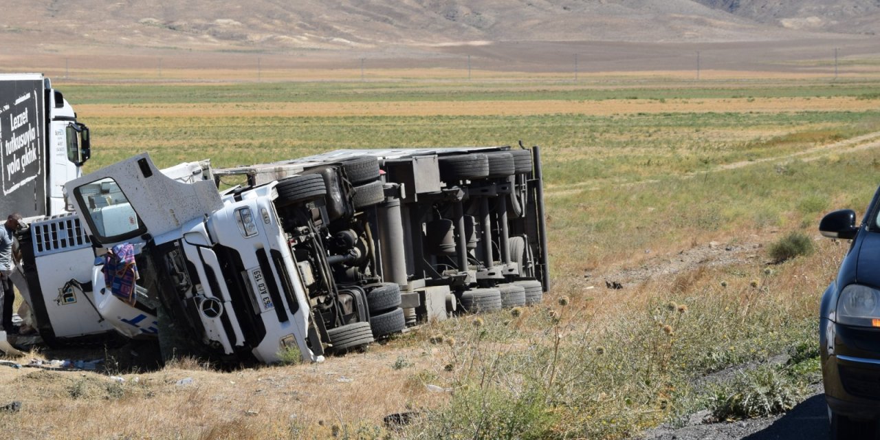 Et yüklü TIR devrildi, sürücü yaralı kurtuldu