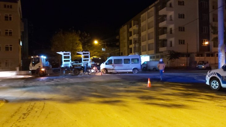 Konya’da otomobil minibüsle çarpıştı