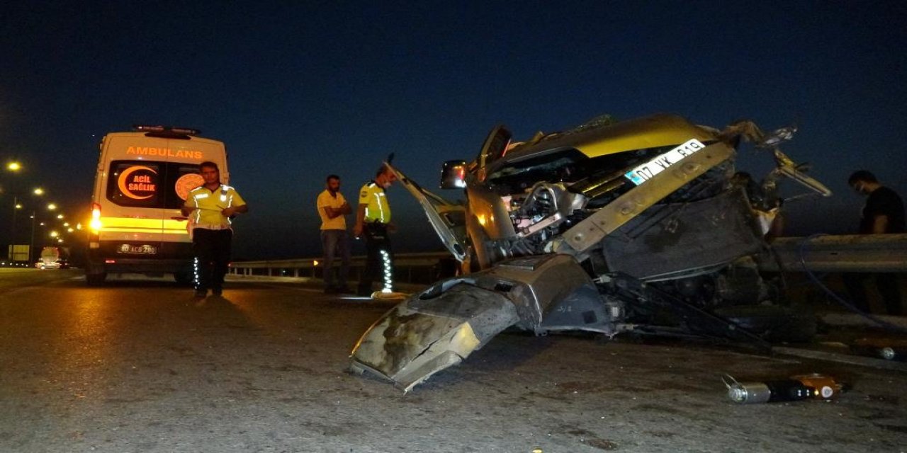 TIR’a çarpan hafif ticari araç bu hale geldi: 2 ölü, 5 yaralı