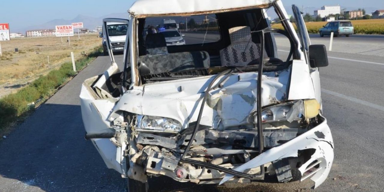 Konya’da TIR’a çarpan minibüsün sürücüsü yaralandı! Sıkıştığı yerden güçlükle kurtarıldı