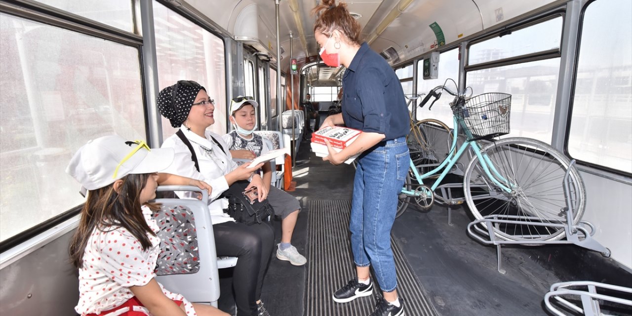 Konya Büyükşehir Belediyesi'nden tramvaylarda vatandaşlara kitap sürprizi