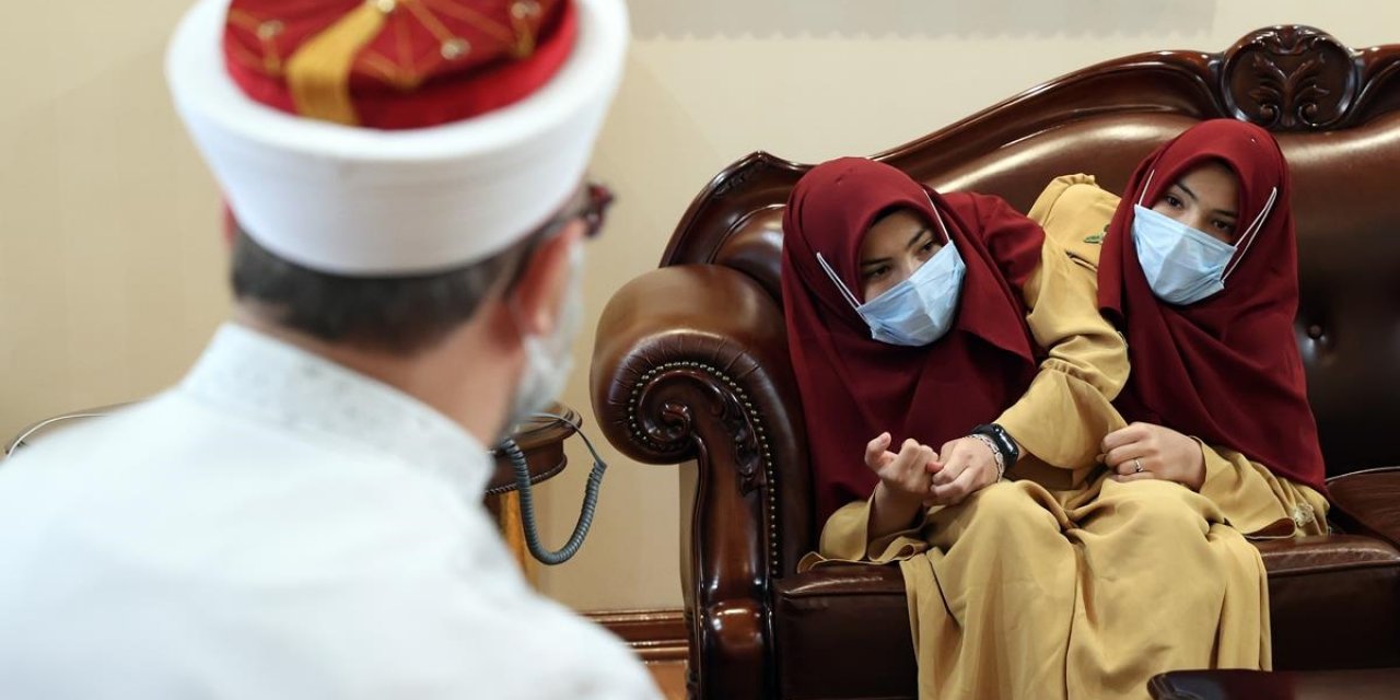 Diyanet İşleri Başkanı Erbaş, siyam ikizleri Sema ve Ayşe ile buluştu