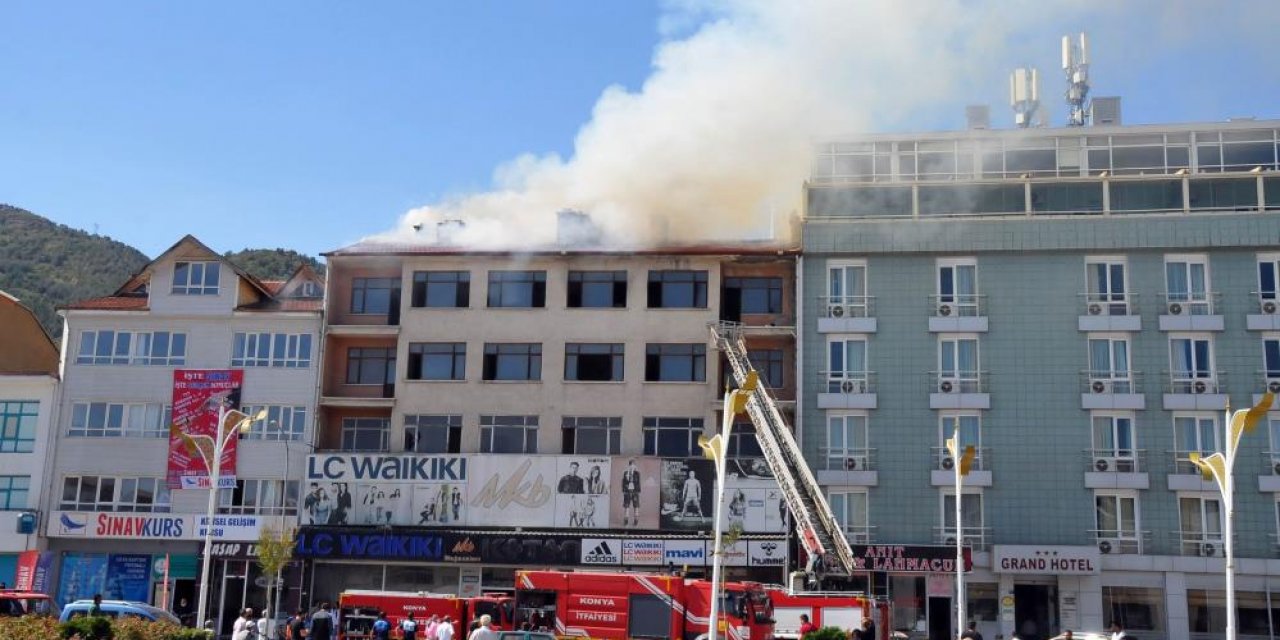 Konya’da 5 katlı binada yangın paniği! Çatı çöktü, çevre ilçelerden de destek çağrıldı