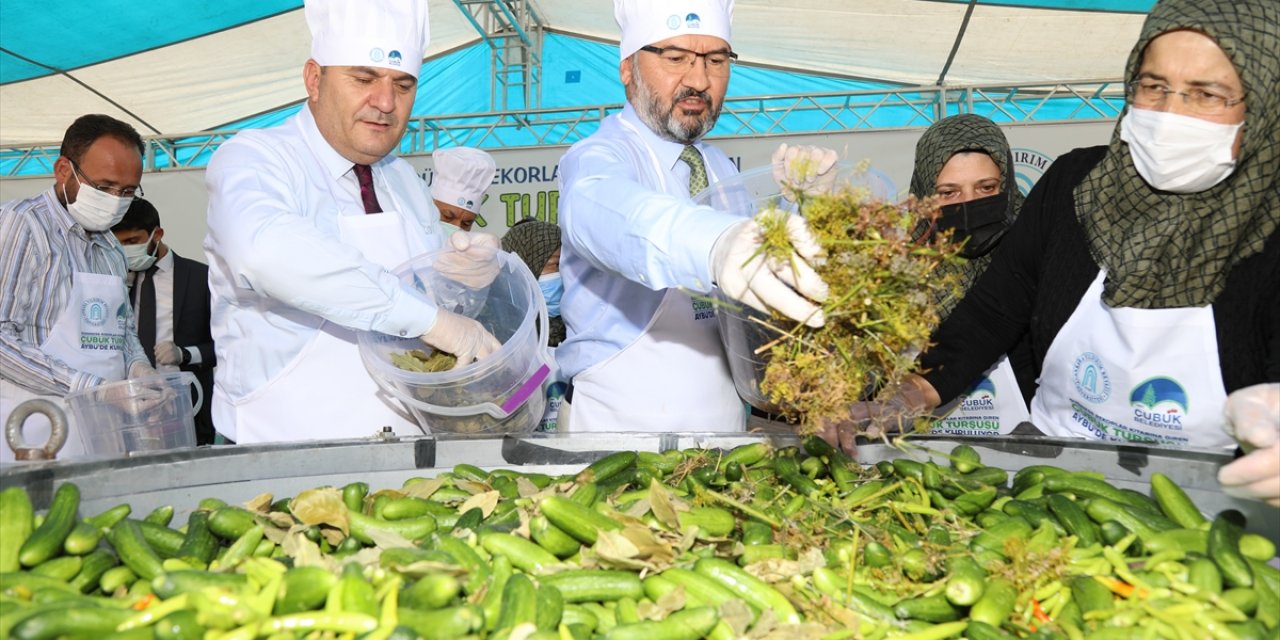 1,5 tonluk kavanoza turşu kurdular! Yüz yüze eğitim başlayınca öğrencilere dağıtacaklar