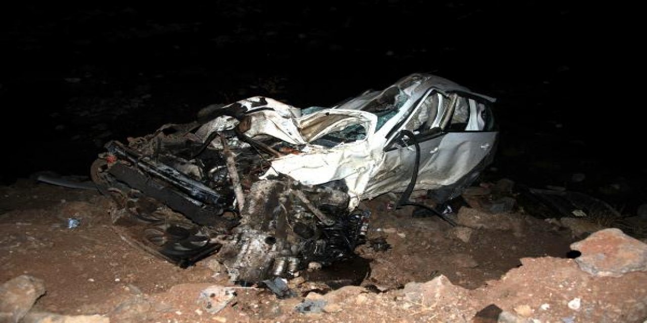 Köpeğe çarpmamak için manevra yaptı, dereye düştü: 2 ölü, 1 yaralı