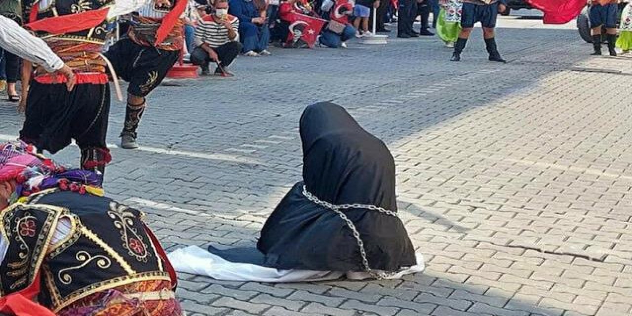 Çarşaflı kadının zincire vurulduğu gösteri hakkında soruşturma