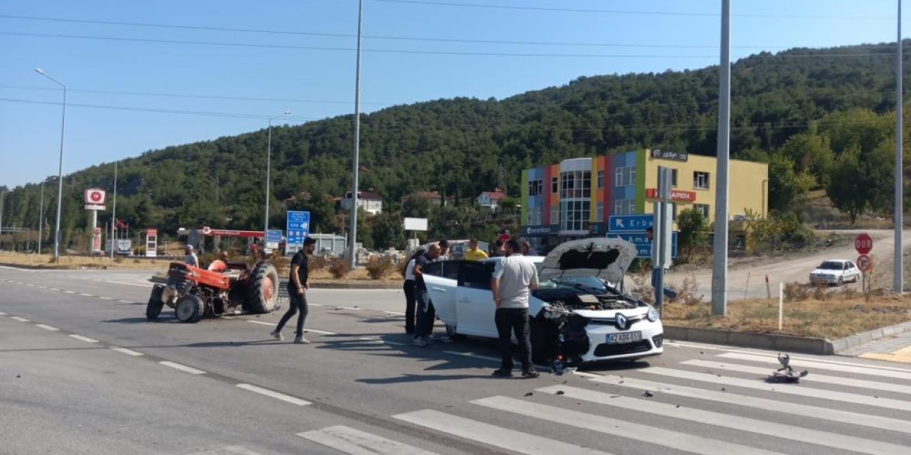 Otomobil traktörle çarpıştı, Konya’ya gelen aile ölümden döndü