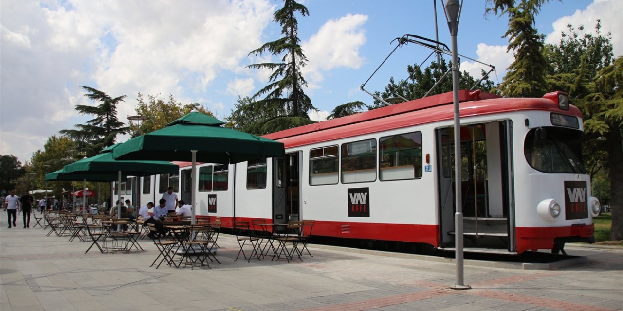 Konya’nın yeni gözdesi: Nostaljik tramvay kafe, zamanda yolculuk yaptırıyor