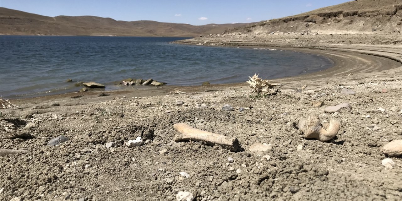 Kuraklık nedeniyle baraj suları çekildi, 5 mahalleye ait eski mezarlık gün yüzüne çıktı