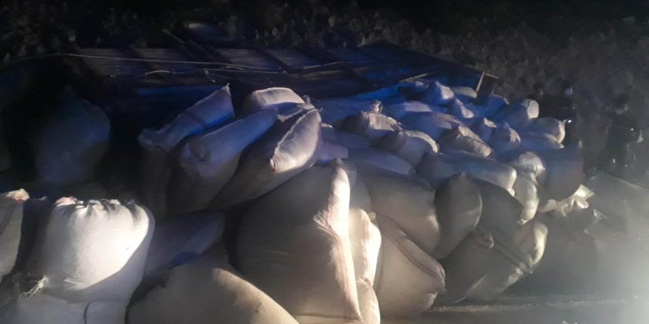 Saman yüklü kamyon devrildi: 1 ölü, 2 yaralı