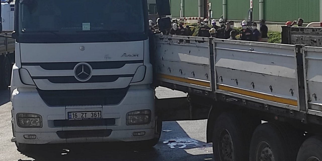 Dorseyle kendi aracı arasında sıkışan TIR sürücüsü hayatını kaybetti