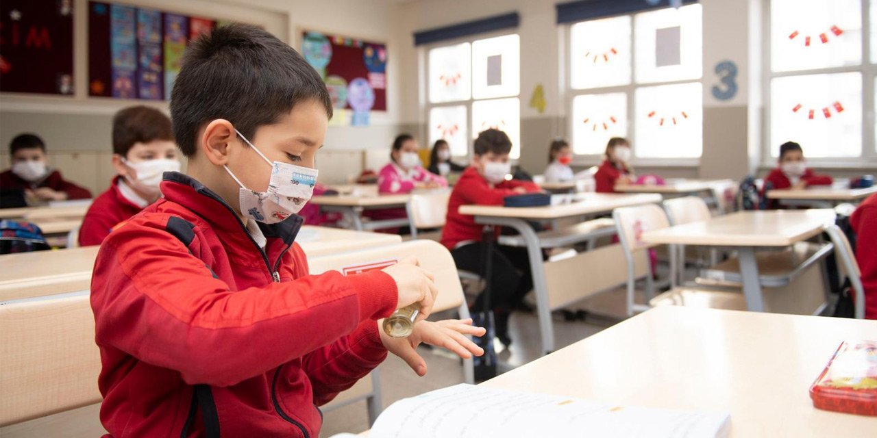 Bilim Kurulu Üyesinden flaş yüz yüze eğitim açıklaması: "Okullar için gerekirse toplumu kapatmalıyız"