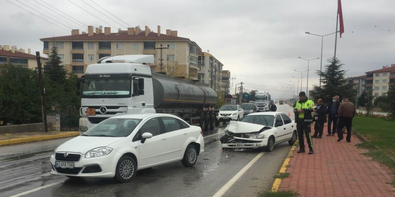 Konya’da bir otomobil kayganlaşan yolda, ışıkta bekleyen araca çarptı: 2 yaralı
