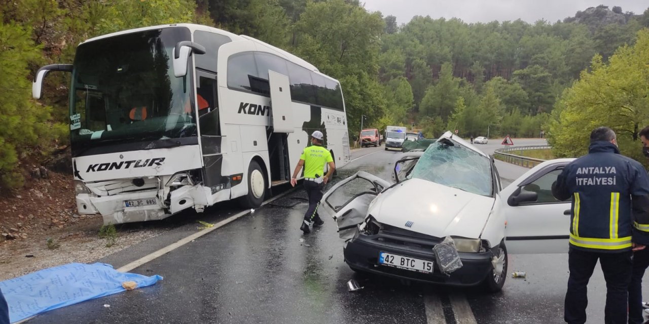 Konya - Antalya yolunda yolcu otobüsü otomobille çarpıştı: 2 ölü, 2 yaralı var