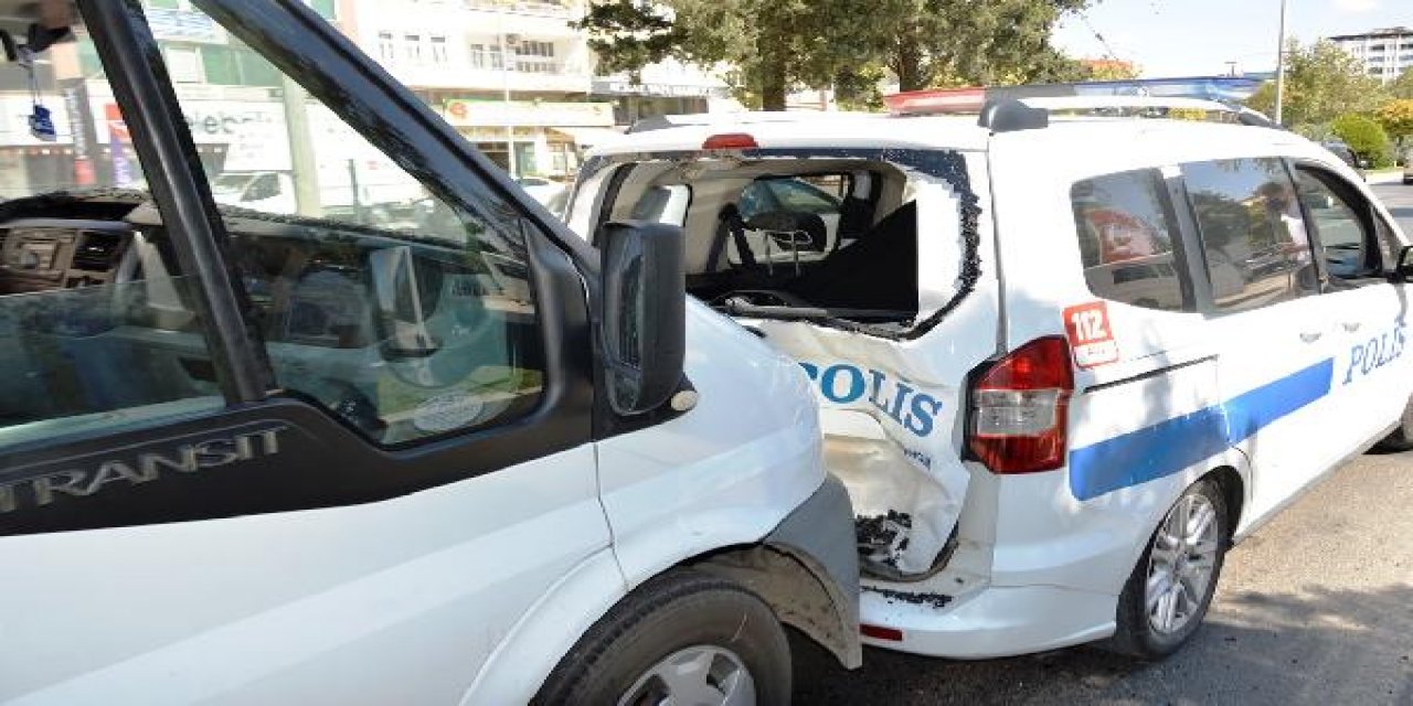 Minibüsün çarptığı ekip aracındaki 2 polis yaralandı