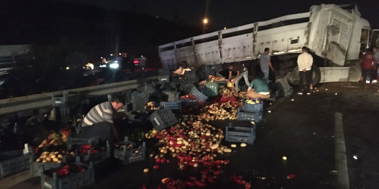 TIR devrildi, sürücü yaralandı! Tonlarca meyve ve sebze yola saçıldı