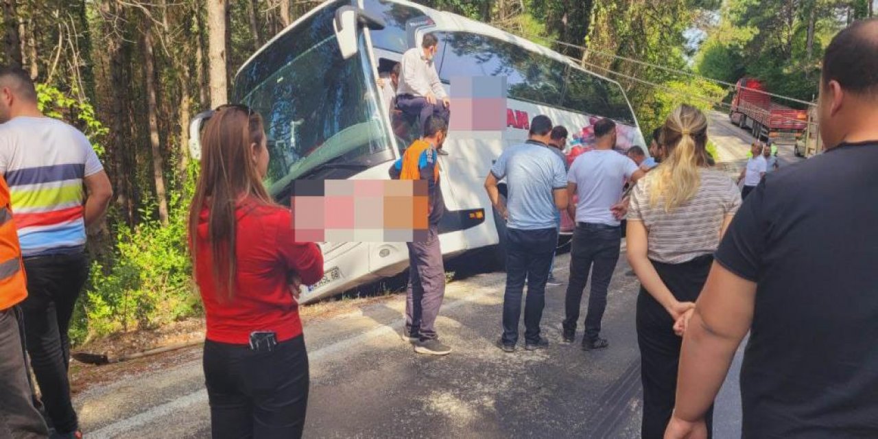 Korku dolu anlar! 35 yolcunun bulunduğu otobüs uçurumun kenarında asılı kaldı