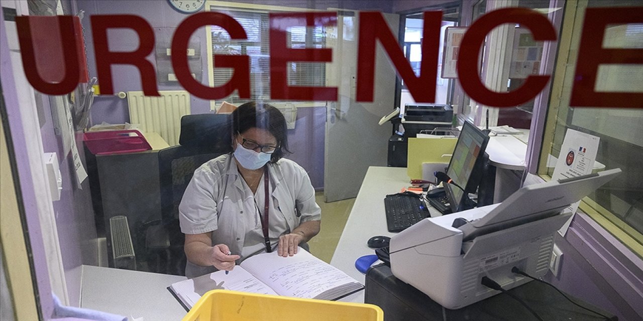 Fransa'da Kovid-19 aşısı olmayan yaklaşık 3 bin sağlık çalışanı açığa alındı