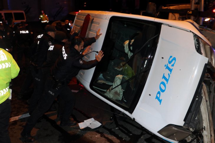 Minibüsün çarptığı polis aracı devrildi: 2'si polis 4 yaralı