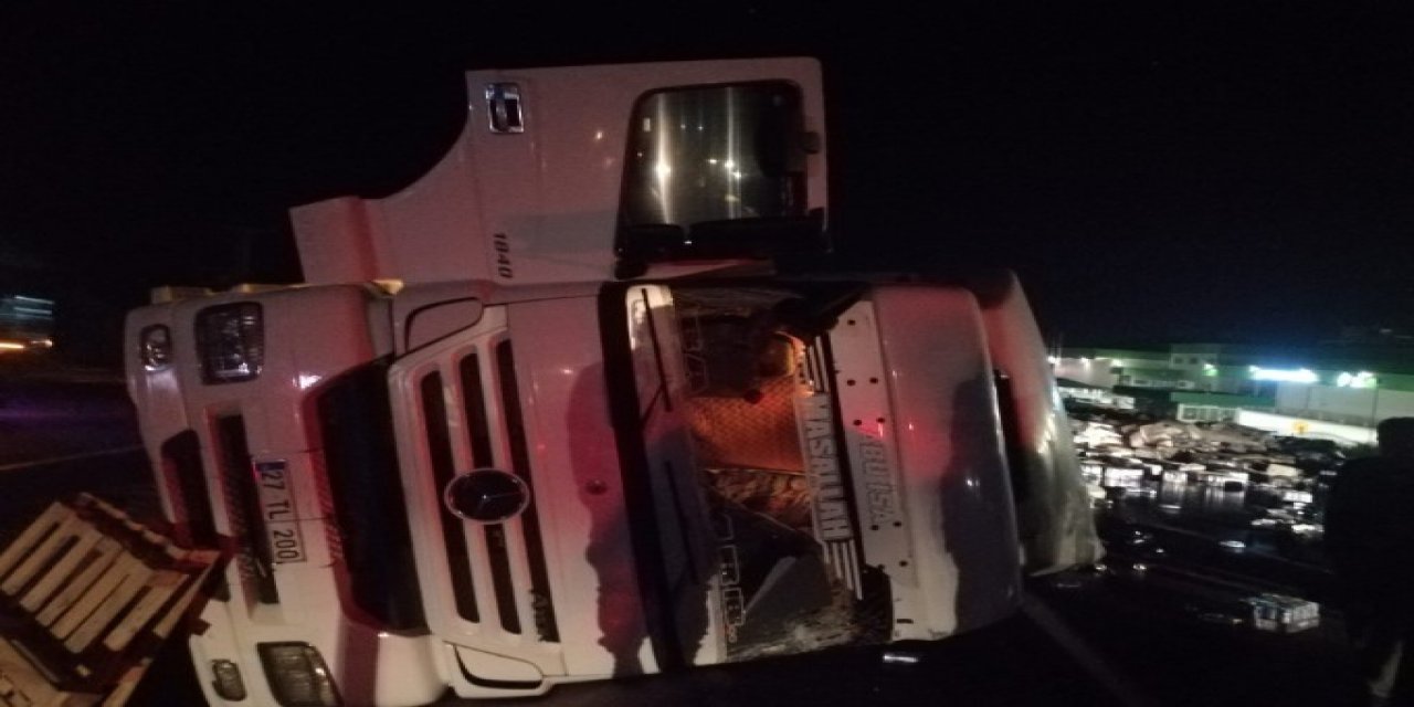 Afyon – Konya yolunda enerji içeceği yüklü TIR devrildi