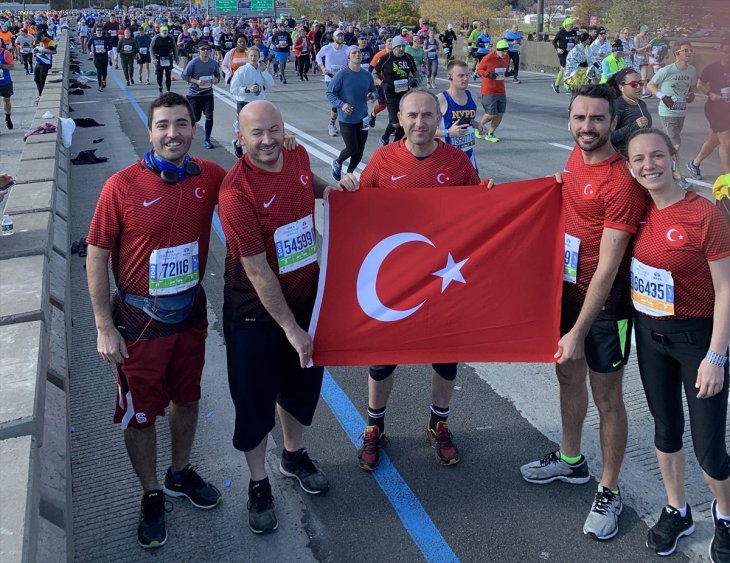 New York Maratonu'nda Diyanet'in cami ekibi Türk bayrağını dalgalandırdı