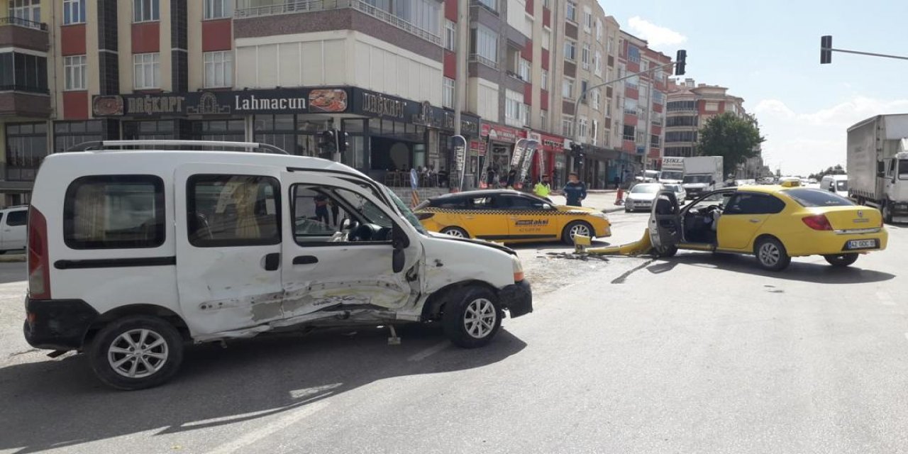 Konya’da ticari taksi hafif ticari araçla çarpıştı