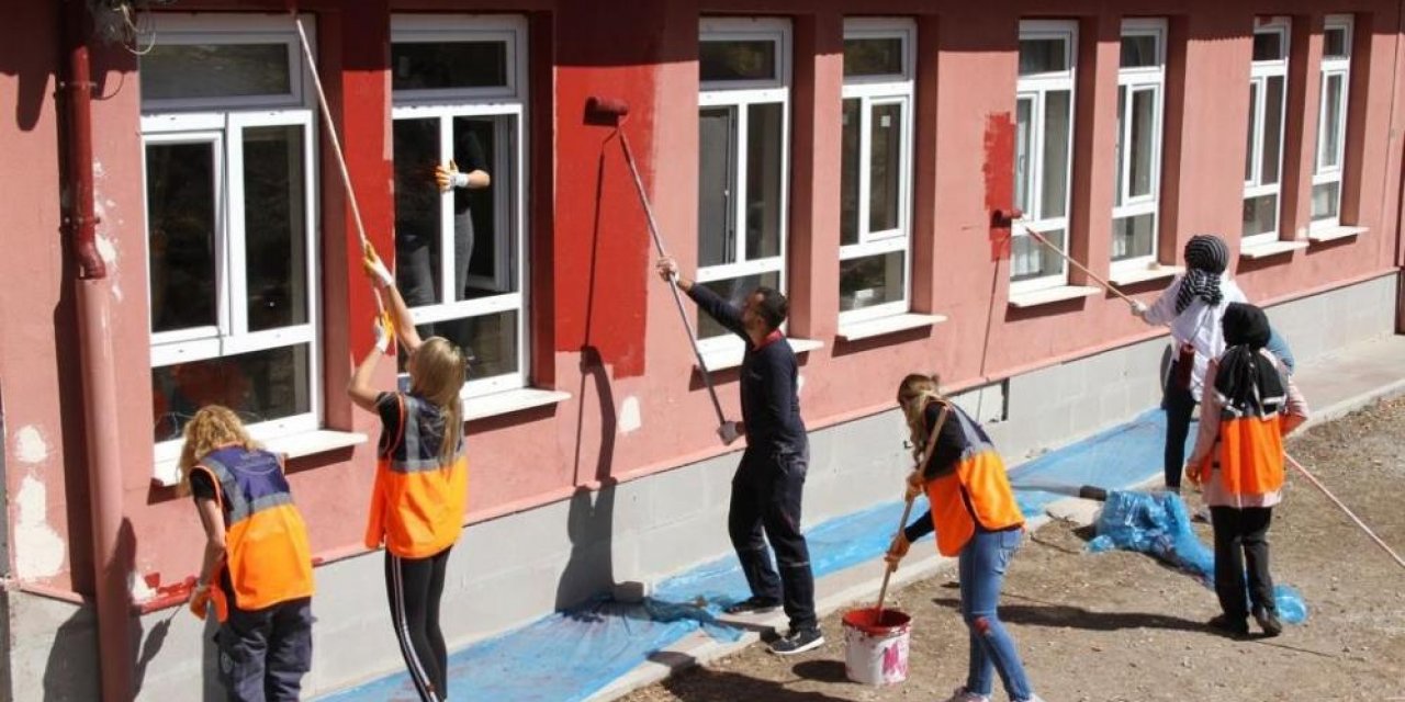 Konya AFAD gönüllüleri okul boyadı