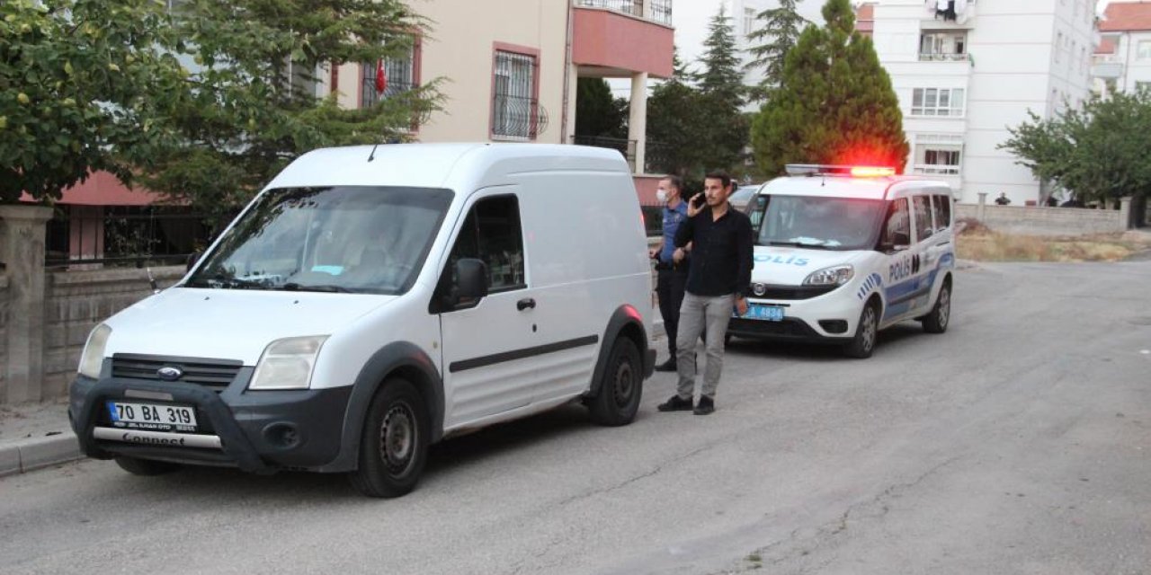 Husumetli iki grup birbirine girdi, ağır yaralı genç sığındığı dükkanda yere yığıldı