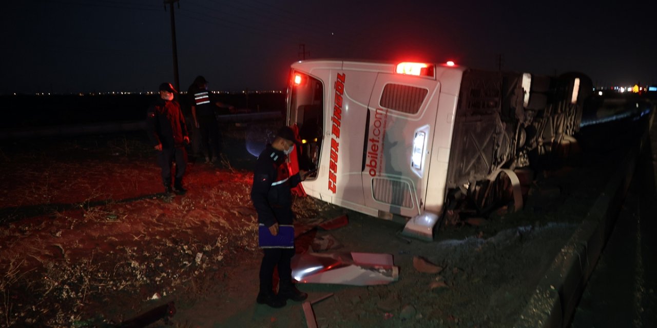 Konya'da 28 yolcu bulunan otobüs devrildi! Çok sayıda yaralı var