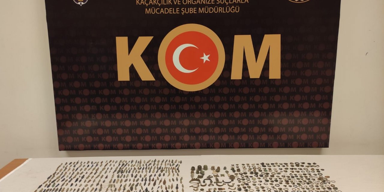 Konya’da tarihi eser operasyonu! 832 parça obje ele geçirildi