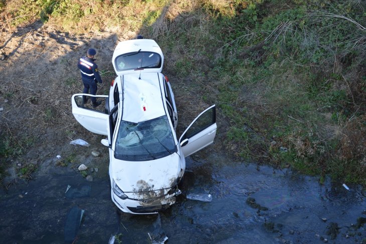 Dereye düşen otomobildeki 2 öğretmen ağır yaralandı