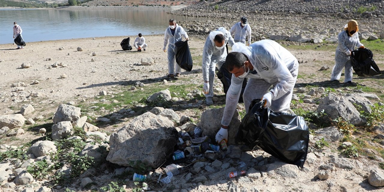 Altınapa Barajı Gölü'nde geniş çaplı temizlik çalışması