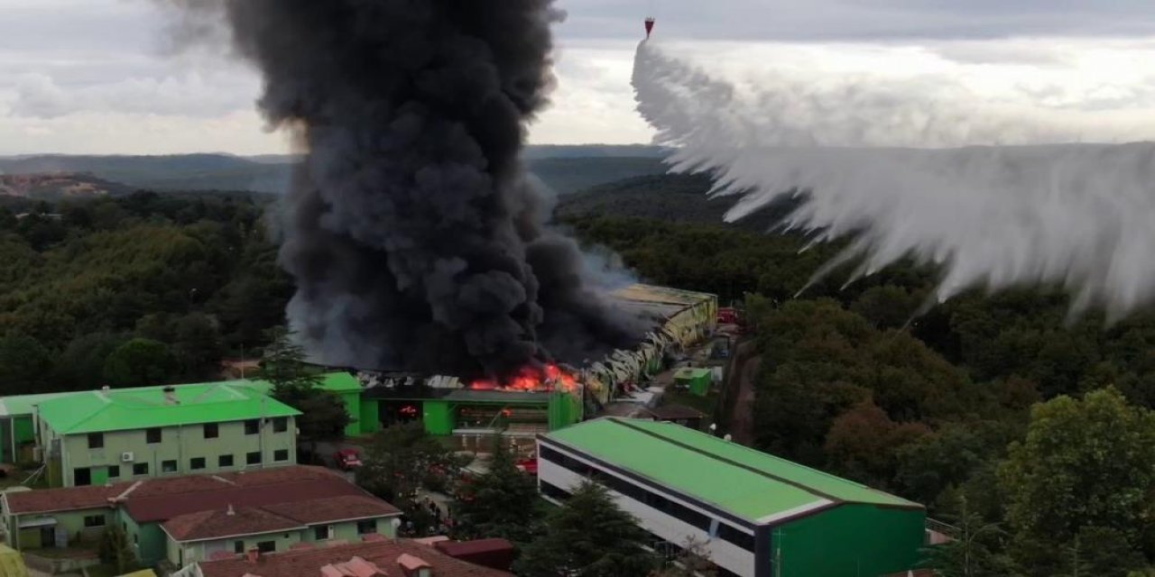 Fabrikadaki büyük yangın ekiplerin müdahalesiyle kontrol altına alındı