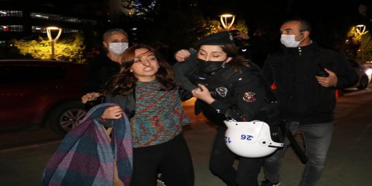Yurt ve kira fiyatlarını protesto sonrası geceyi parkta geçirmek isteyen öğrenciler gözaltına alındı