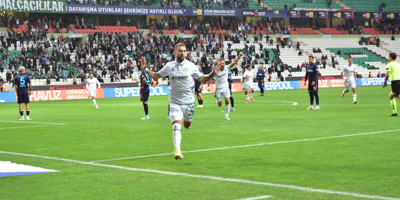 Konyaspor nefeslerin kesildiği maçta Trabzon'u elinden kaçırdı
