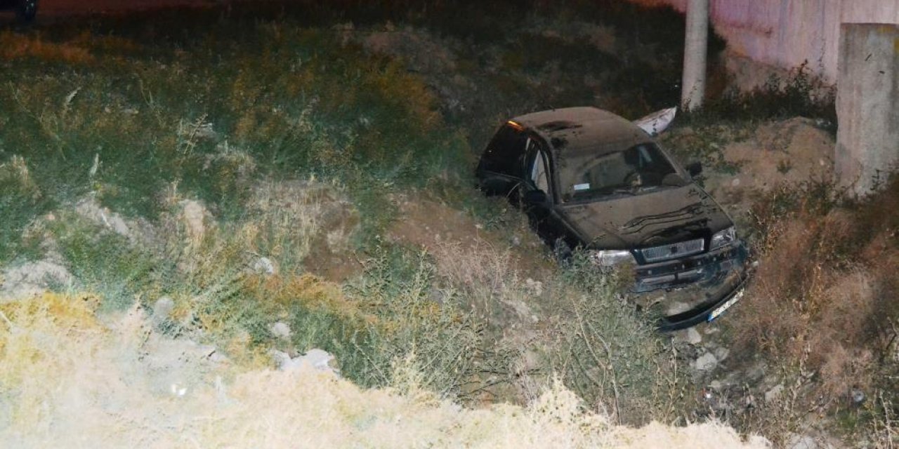Konya’da otomobil 2,5 metrelik çukura düştü, sürücü burnu bile kanamadan çıktı