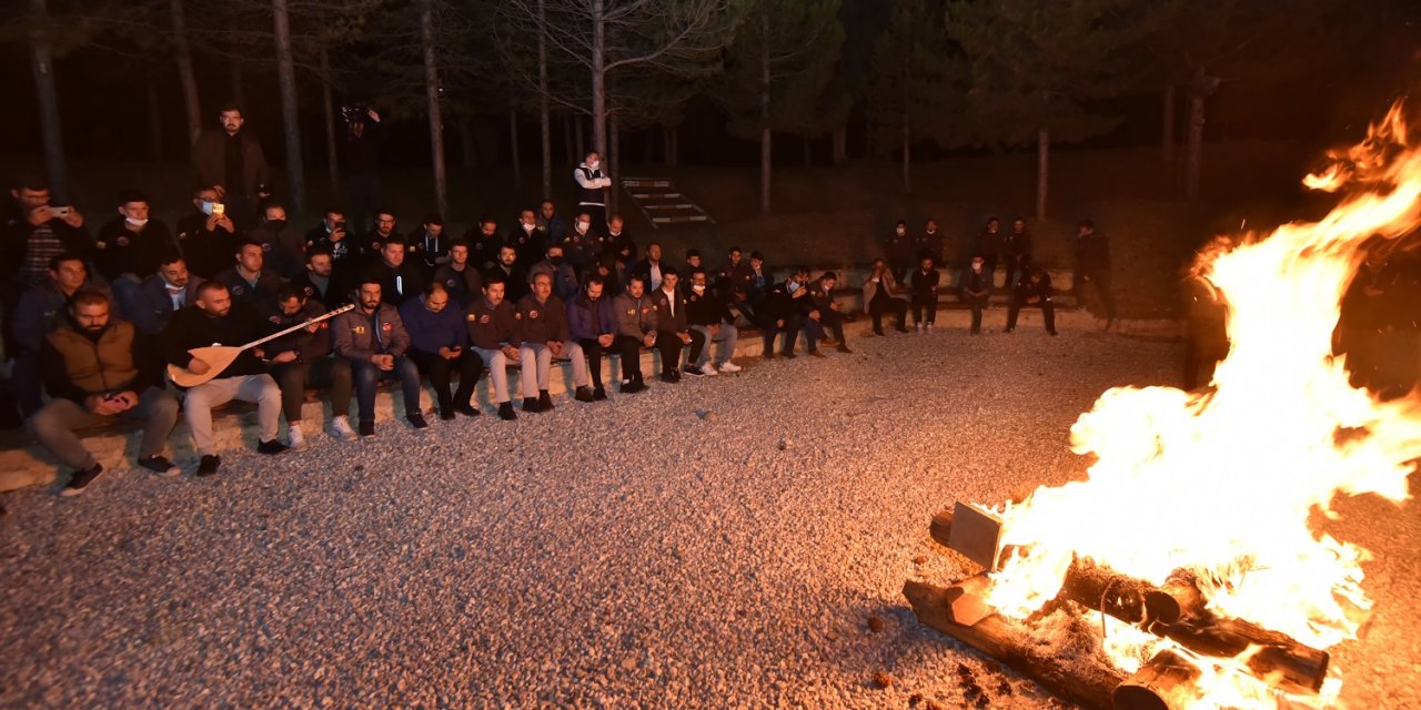 Kılca ve Kavuş, kamp ateşinin etrafında çalışan gençlerle buluştu