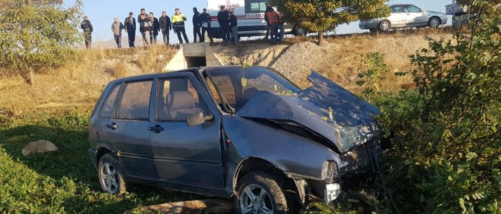 Konya'da şarampole inen otomobil ağaca çarptı: 5 yaralı