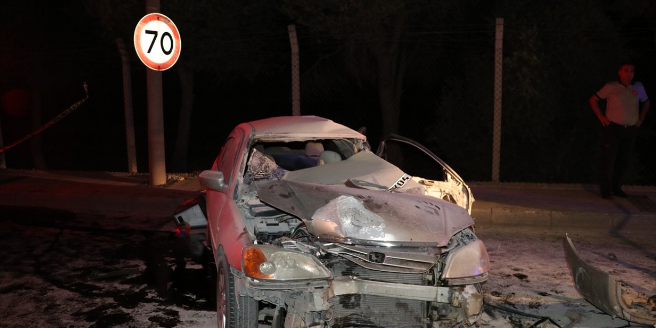 Beton bariyerlere çapan otomobil alev aldı: 1 ölü, 3 yaralı