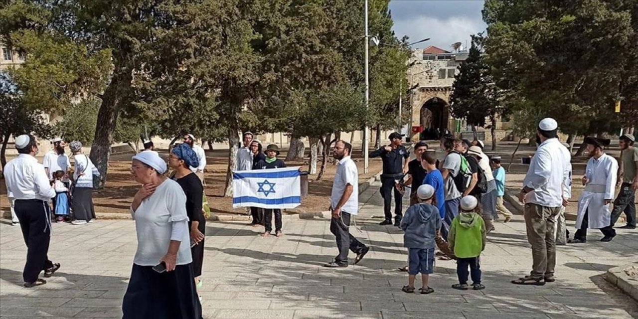 Yahudilerden Mescid-i Aksa'da büyük tahrik! İsrail bayrağı açtılar