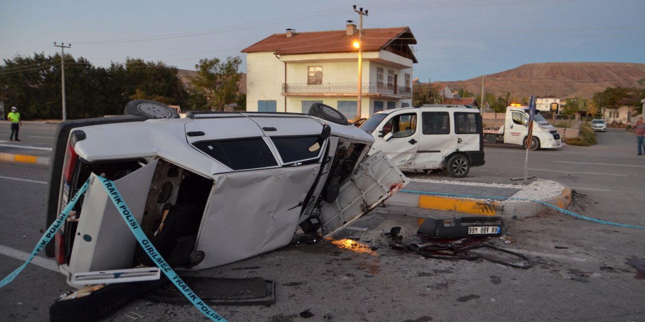 Hafif ticari araç otomobille çarpıştı: 1 ölü, 1 yaralı