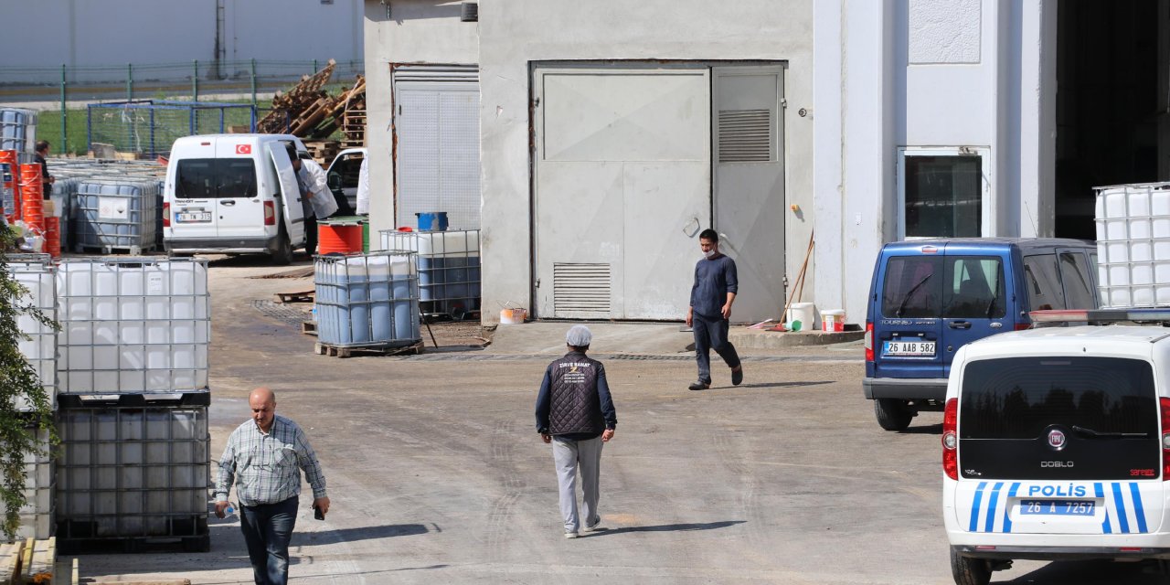 Asit kuyusuna düşen fabrika sahibi ile onu kurtarmaya çalışan işçi feci şekilde can verdi