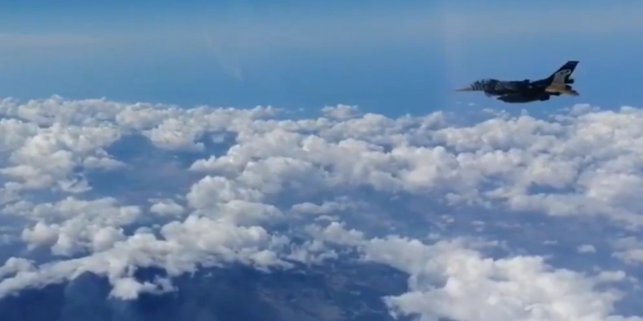 SOLOTÜRK, Etna üzerinde uçtu! Bakanlık görüntü paylaştı