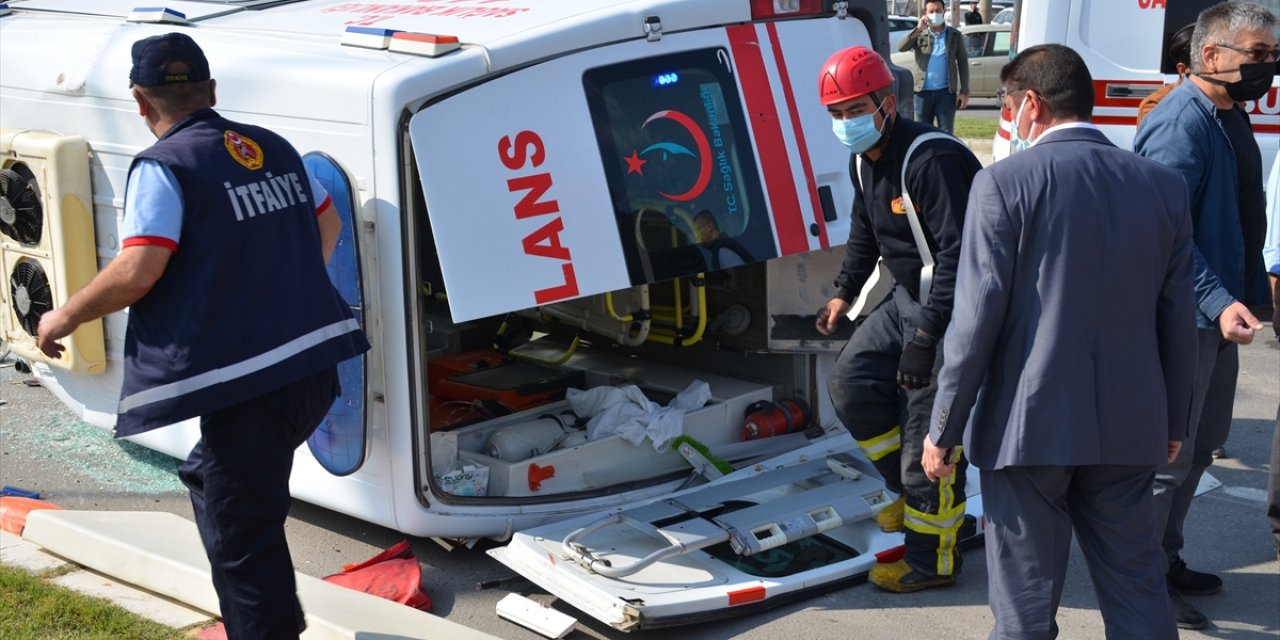 Kazada can pazarı! Hasta taşıyan ambulansla dolmuş çarpıştı: Çok sayıda yaralı var