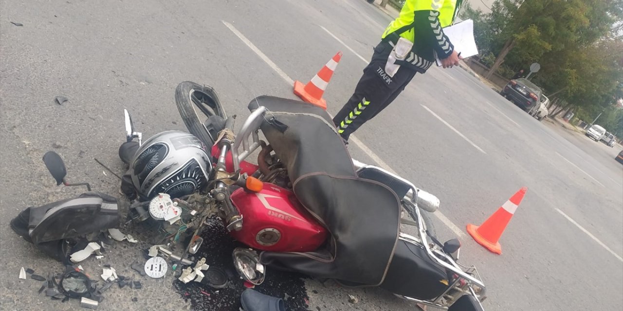 Konya’da otomobile çarpan motosiklet bu hale geldi! Sürücü ağır yaralı