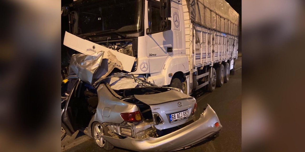 Konya’da karşı şeride geçen otomobil kamyonun altına girdi, sürücü öldü