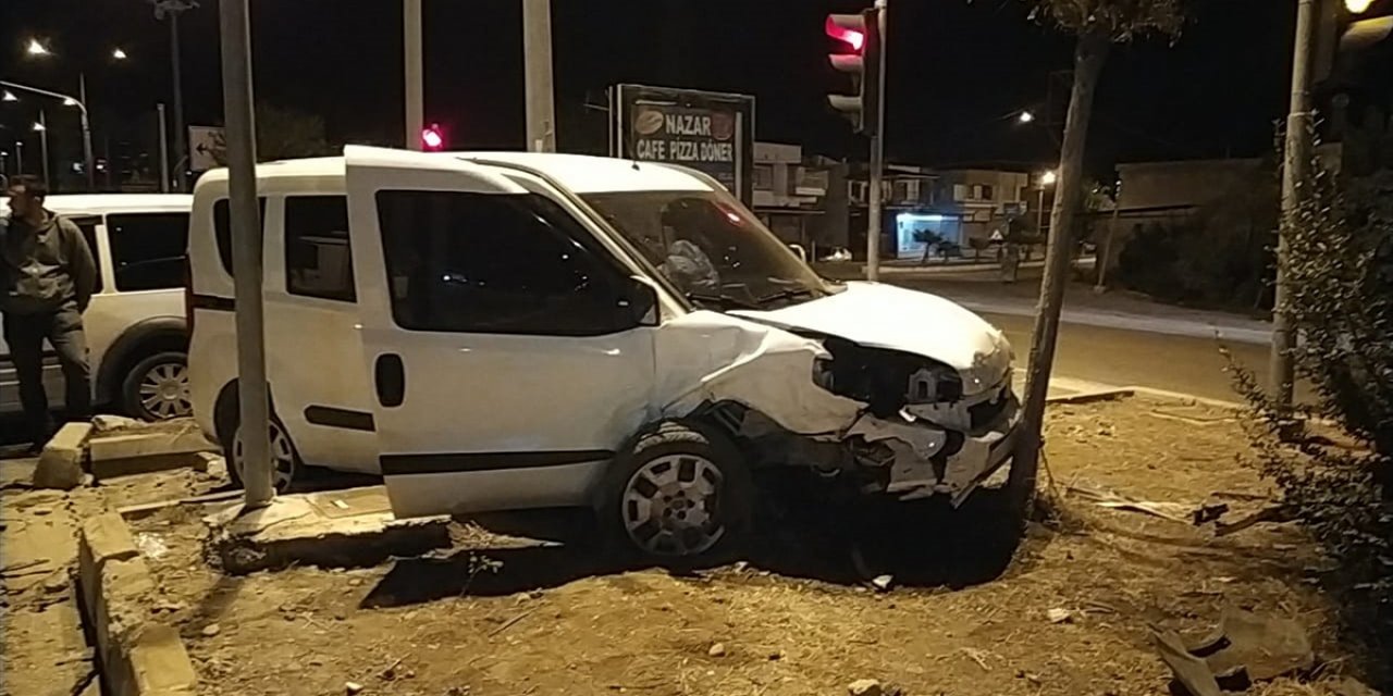 Devriye görevi yapan polis aracı otomobille çarpıştı: 2’si polis 5 yaralı