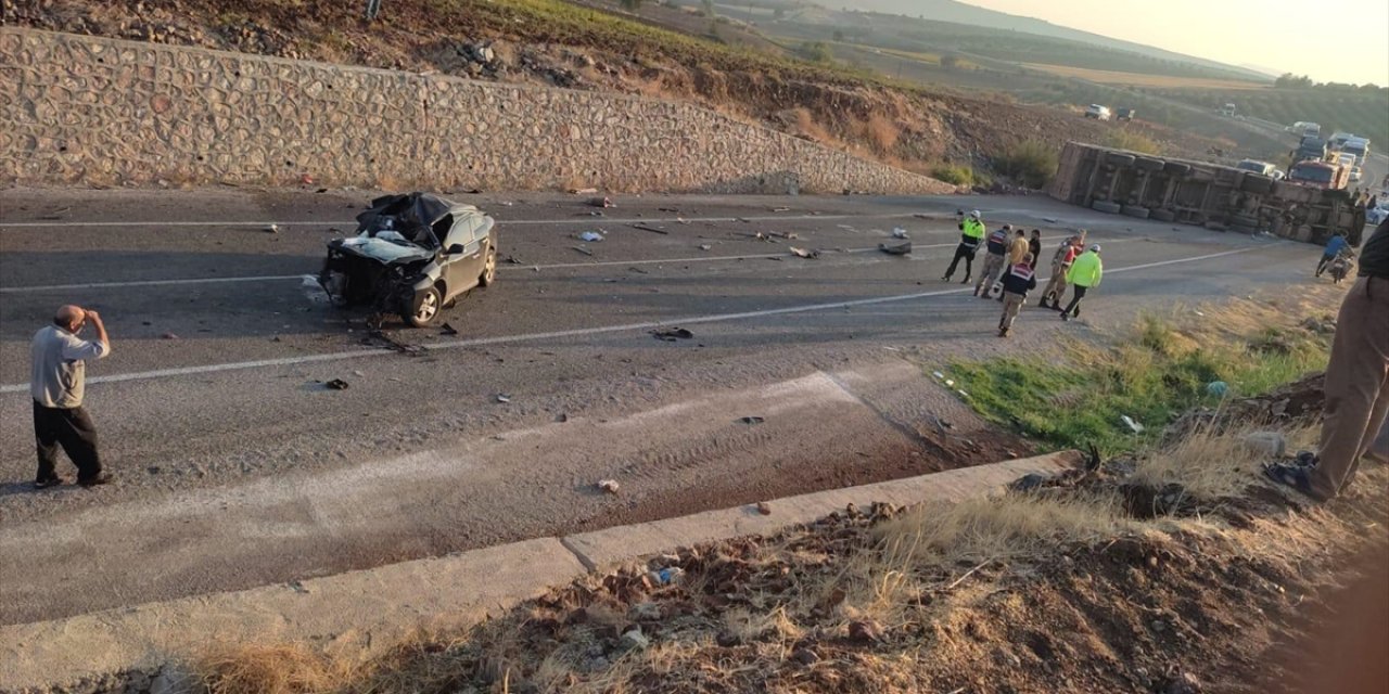 Feci kaza! Tırla çarpışan otomobildeki 4 kişi öldü