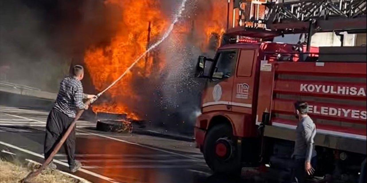 Lastik yüklü TIR’ı cayır cayır yandı, sürücü gözyaşlarını tutamadı