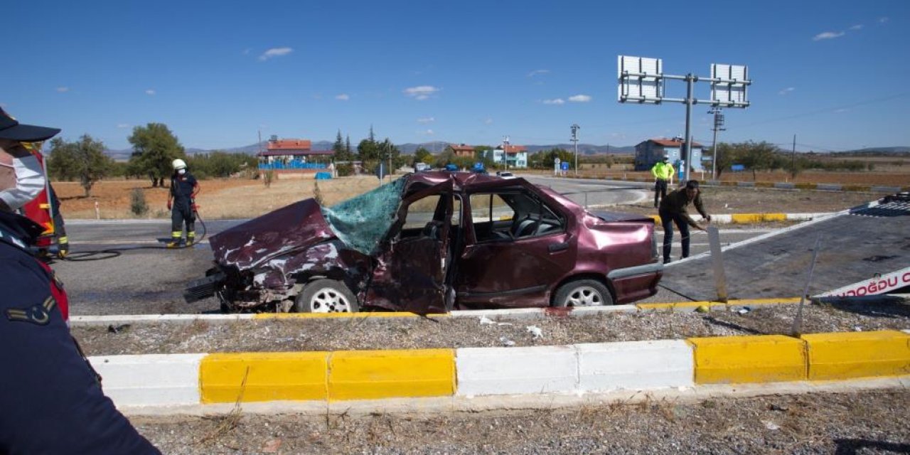 Konya’da 2 araç çarpıştı: 4'ü ağır 8 yaralı var